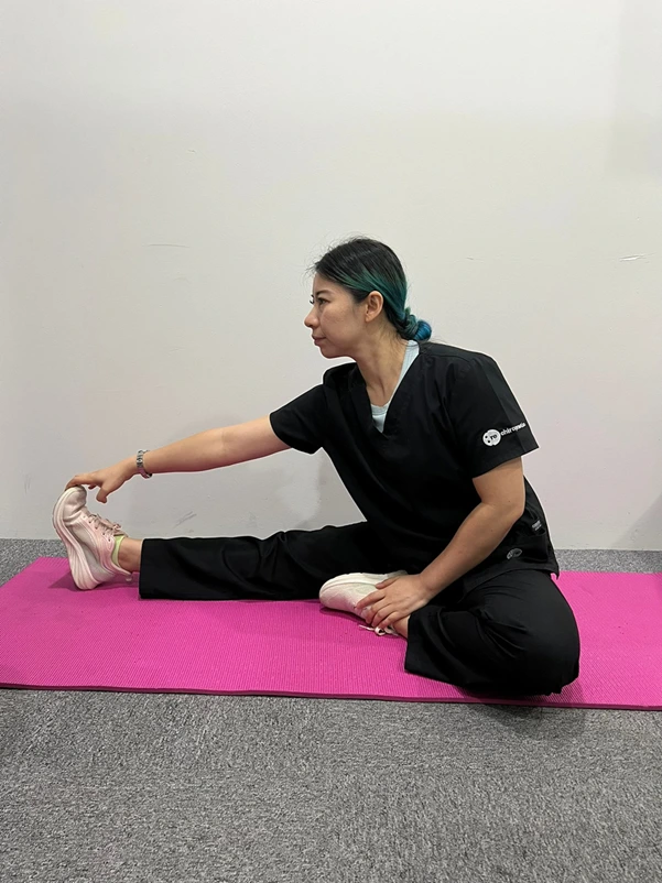 A seated hamstring stretch exercise to relieve knee pain