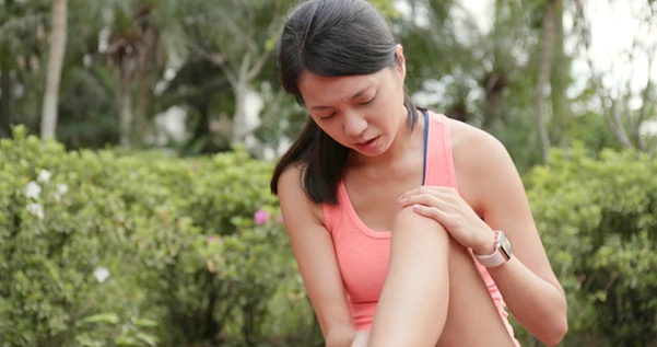 A woman experiencing a knee pain